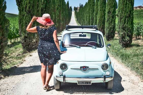 Foto di Ilaria Vangi a turista su auto Fiat 500 d